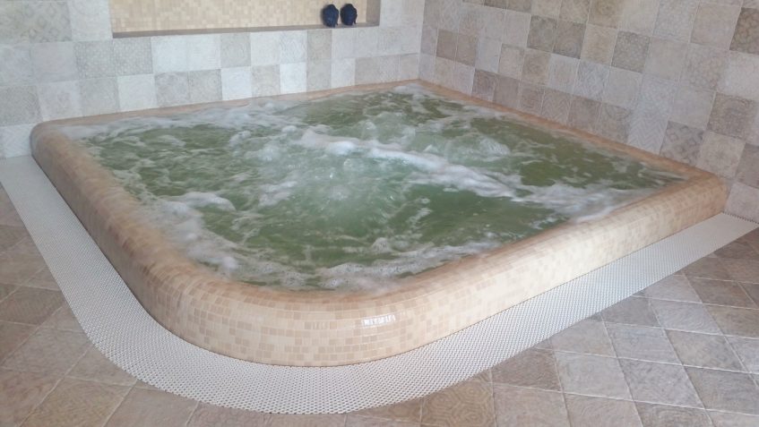 Installation of a massage pool