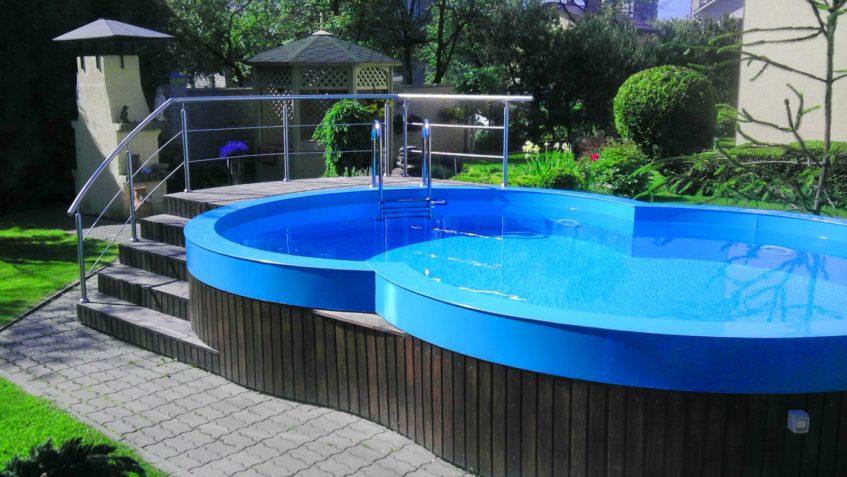 Production and installation of a plastic swimming pool