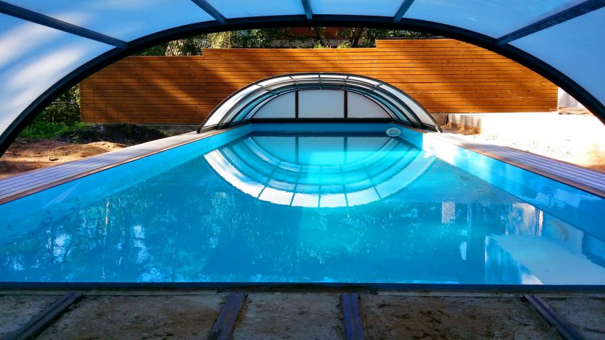 Production and installation of a plastic swimming pool
