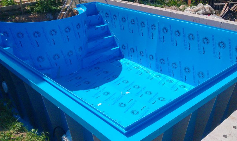 Production of a plastic swimming pool