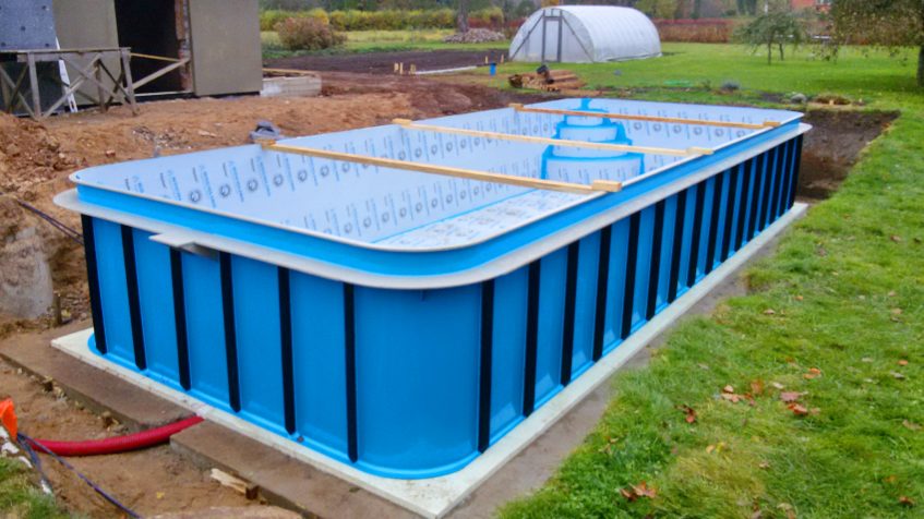 Production of a plastic swimming pool