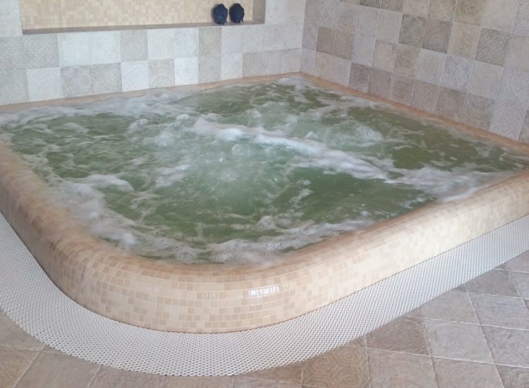 Installation of a massage pool
