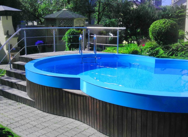 Production and installation of a plastic swimming pool