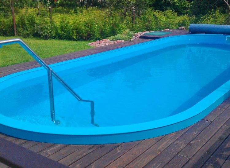 Production and installation of a plastic swimming pool