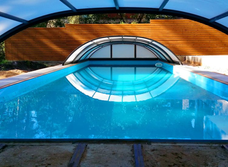 Production and installation of a plastic swimming pool