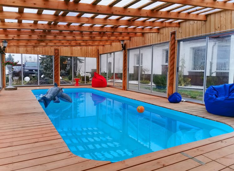Production and installation of a plastic swimming pool