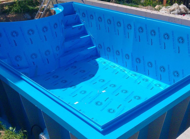 Production of a plastic swimming pool