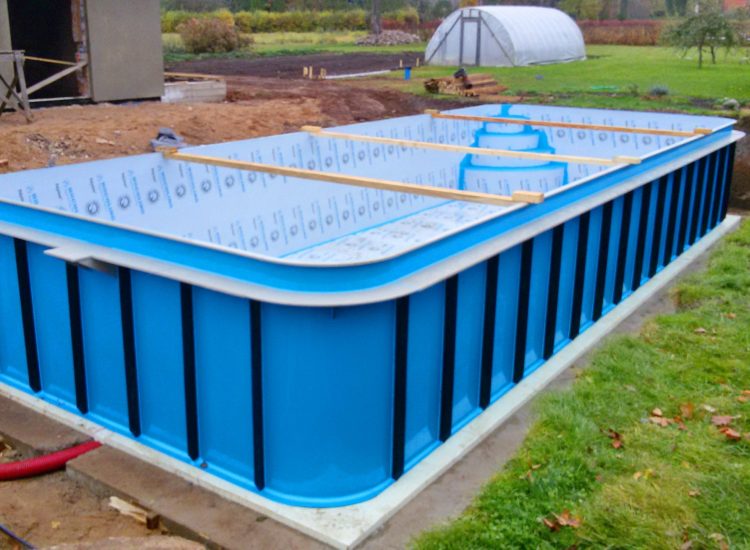 Production of a plastic swimming pool